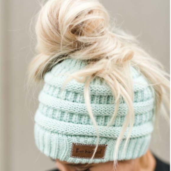 🆕 LAST 1: Mint Messy Bun Beanie - Picture 1 of 2